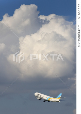 A passenger plane takes off and ascends. An Air Do plane takes off into the summer sky. A passenger plane takes off and ascends. An Air Do plane takes off into the summer sky. 131884566