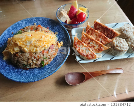 中式套餐 典型的中式菜單：炒飯和煎餃 131884712