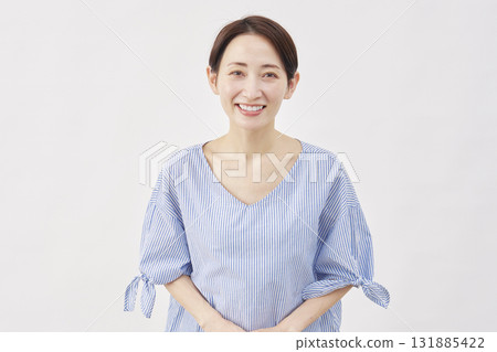 Woman, middle-aged, bow, white background, looking at camera 131885422