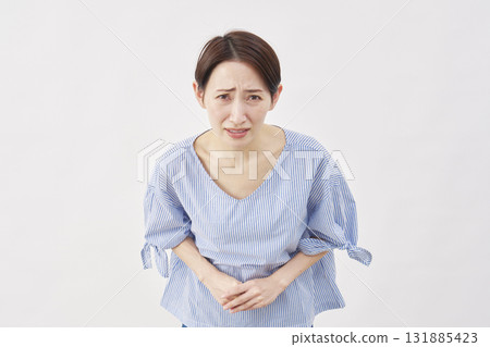 中年婦女，鞠躬道歉，白色背景，看著相機 131885423