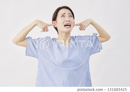 中年婦女，摀著耳朵，白色背景 131885425