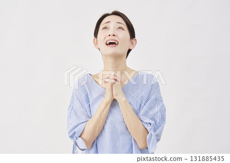 中年婦女懇求白色背景 131885435