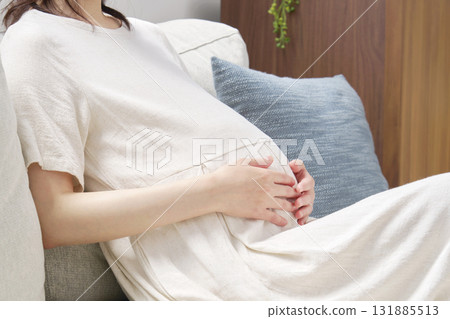 孕婦坐在沙發上摸肚子，沒有臉 131885513