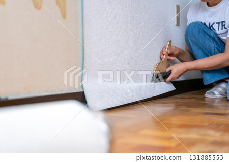 Wallpaper, wallpapering, interior construction, bottom, deciding, cut 131885553