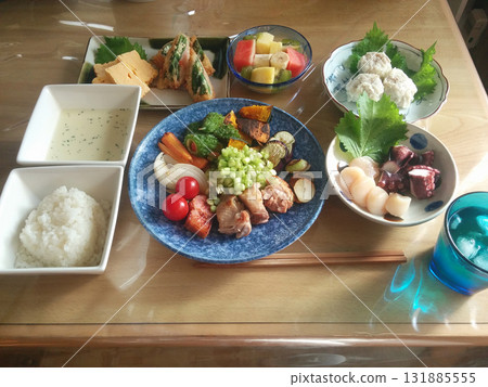 推薦的日式套餐範例，包括一盤烤雞和烤蔬菜，以及一份生魚片拼盤。 131885555