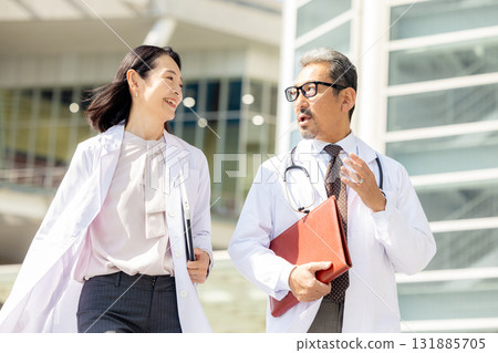 穿著白大褂的男女行走 131885705