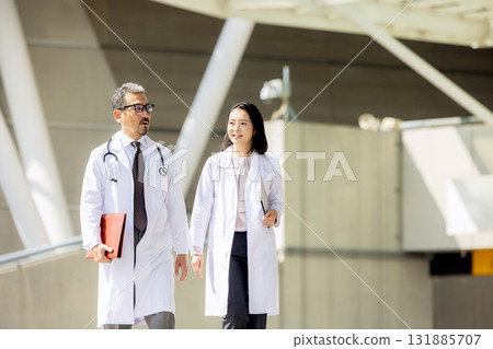 穿著白大褂的男女行走 131885707