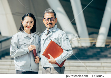 穿著工作服的老年男女 131885709