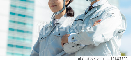 穿著工作服的老年男女 131885731