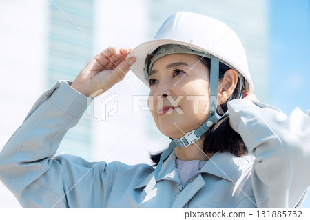 工作服的高級婦女 131885732