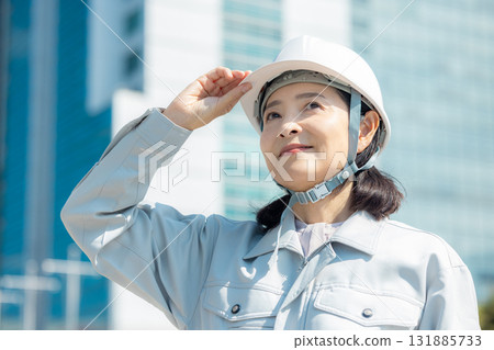 工作服的高級婦女 131885733