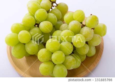 將麝香葡萄放在篩子上擦亮 將麝香葡萄放在篩子上擦亮 131885766