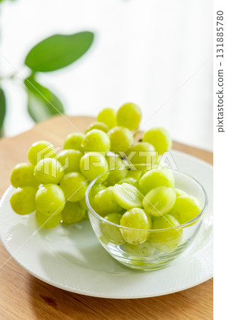 Fresh shine muscat 131885780