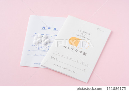 粉紅色背景的醫學筆記本和藥物 131886175