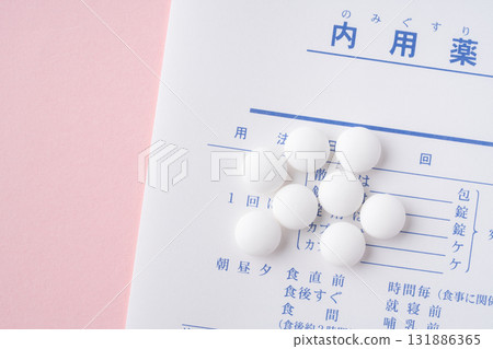 Close-up of a medicine bag and pills 131886365
