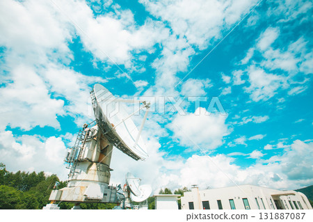 與太空通訊的大型拋物面天線 與太空通訊的大型拋物面天線 131887087