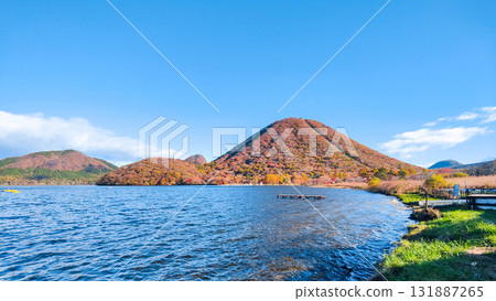 榛名山、榛名湖、榛名山富士（秋季） 131887265