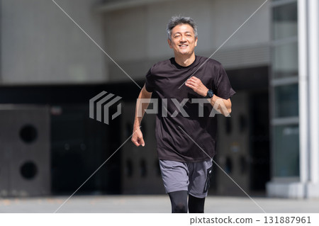 慢跑的老人 131887961