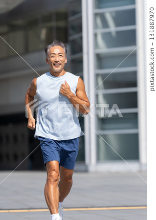 慢跑的老人 131887970