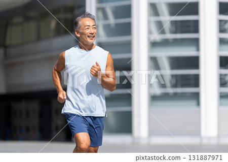 慢跑的老人 131887971