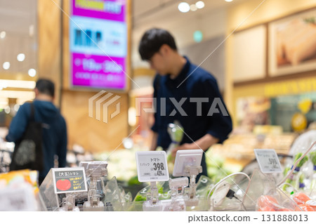 Men shopping at supermarkets 131888013