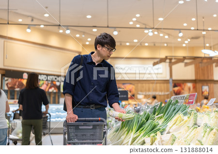男子在超市購物 131888014