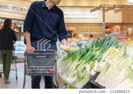 男子在超市購物 男子在超市購物 131888015