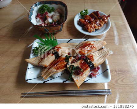 江戶前握壽司,輕食套餐範例 - 烤星鰻握壽司,盤裝套餐(附小菜) 江戶前握壽司,輕食套餐範例 - 烤星鰻握壽司,盤裝套餐(附小菜) 131888270