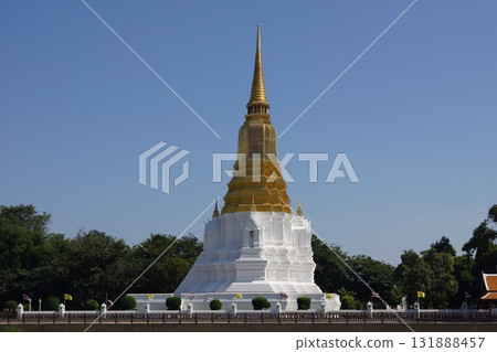 泰國大城府的 Sri Suriyothai 寶塔 泰國大城府的 Sri Suriyothai 寶塔 131888457