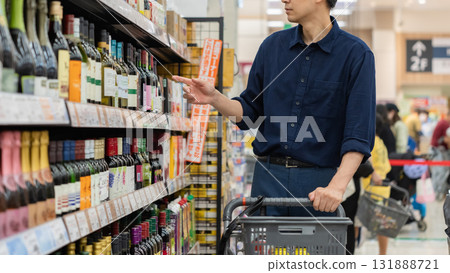 男子在超市購物 131888721