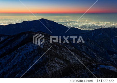 黎明時分從丹澤的友嶽山看到的大山和橫濱和湘南的燈光 131888722