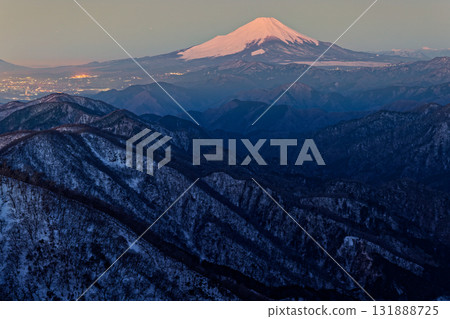 從丹澤塔嶽山頂俯瞰黎明時的富士山 131888725