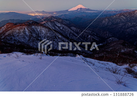 從丹澤塔嶽山頂俯瞰富士山和鍋割嶺，黎明時分 131888726