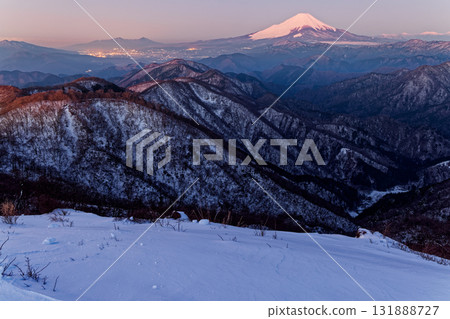從丹澤塔嶽山頂俯瞰富士山和鍋割嶺,黎明時分 從丹澤塔嶽山頂俯瞰富士山和鍋割嶺,黎明時分 131888727