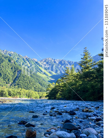 清晨的梓川和上高地山脈 131889045