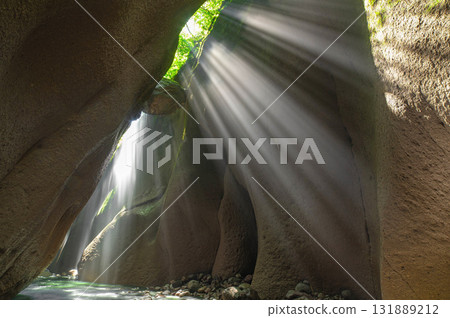 Checkstones and rays of light in the Yufu River Gorge 131889212