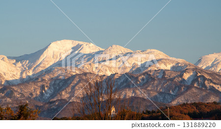 從富山縣黑部市眺望夕陽下的毛勝三山 從富山縣黑部市眺望夕陽下的毛勝三山 131889220
