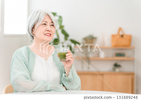 老年女性飲用綠汁、綠色冰沙和蔬菜汁有益健康 老年女性飲用綠汁、綠色冰沙和蔬菜汁有益健康 131889248