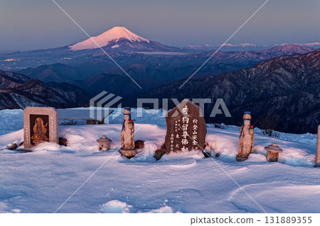 Morning view of the summit of Mt. Tonodake in Tanzawa and Mt. Fuji and the Southern Alps Morning view of the summit of Mt. Tonodake in Tanzawa and Mt. Fuji and the Southern Alps 131889355