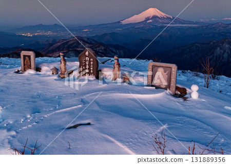 Morning view of the summit of Mt. Tonodake in Tanzawa and Mt. Fuji and the Southern Alps Morning view of the summit of Mt. Tonodake in Tanzawa and Mt. Fuji and the Southern Alps 131889356