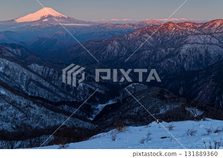 早春時節，從丹澤塔嶽山頂眺望日出時的富士山和南阿爾卑斯山 131889360