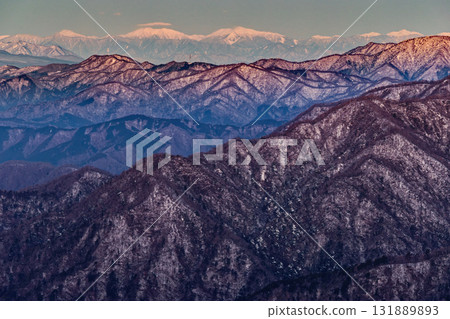 初春時節，從丹澤塔嶽山頂眺望南阿爾卑斯山脈南部山脈 131889893