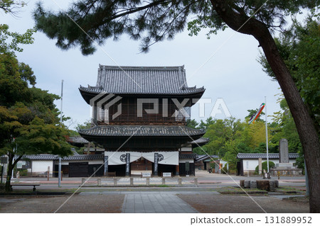 Kenchu-ji Temple - The main gate seen from Kenchu-ji Park 131889952