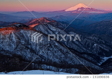 The Nabewari Ridge and Mount Fuji in the morning glow seen from the summit of Mount Tonodake in Tanzawa in early spring The Nabewari Ridge and Mount Fuji in the morning glow seen from the summit of Mount Tonodake in Tanzawa in early spring 131890836