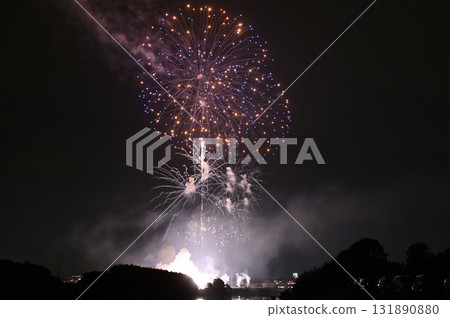 著色夜空的煙花 131890880
