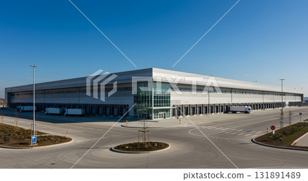建在廣闊場地上的現代倉庫全景 131891489