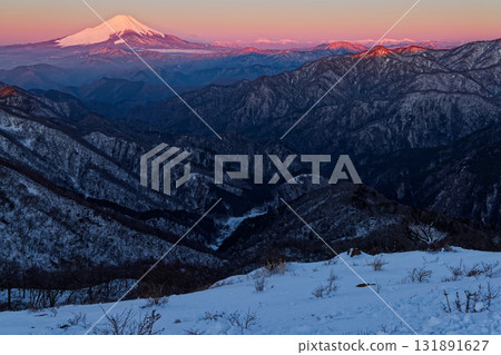 早春時節,從丹澤塔嶽山頂眺望日出時的富士山和南阿爾卑斯山 早春時節,從丹澤塔嶽山頂眺望日出時的富士山和南阿爾卑斯山 131891627