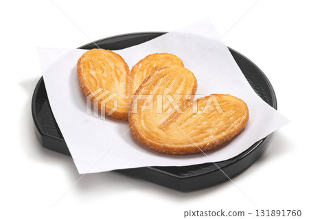 Heart-shaped sweet pie 131891760