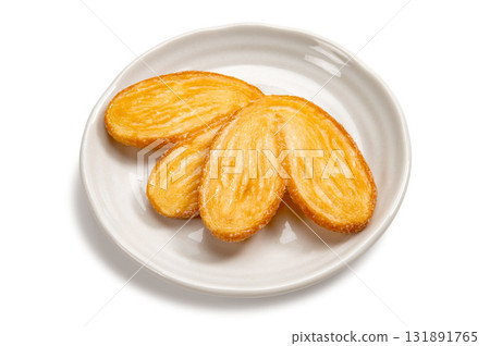 Heart-shaped sweet pie 131891765