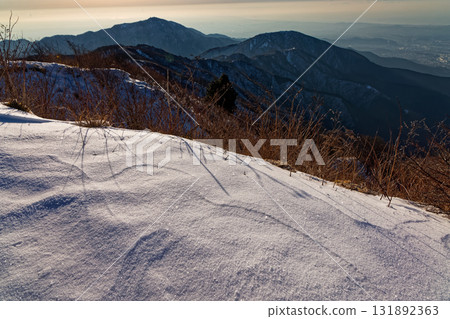 早春時節,從丹澤塔嶽山頂眺望大山和主山脊 早春時節,從丹澤塔嶽山頂眺望大山和主山脊 131892363